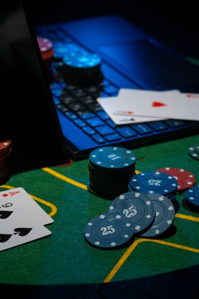 iOS home screen with ligaciputra77 web app icon and live-dealer table notification